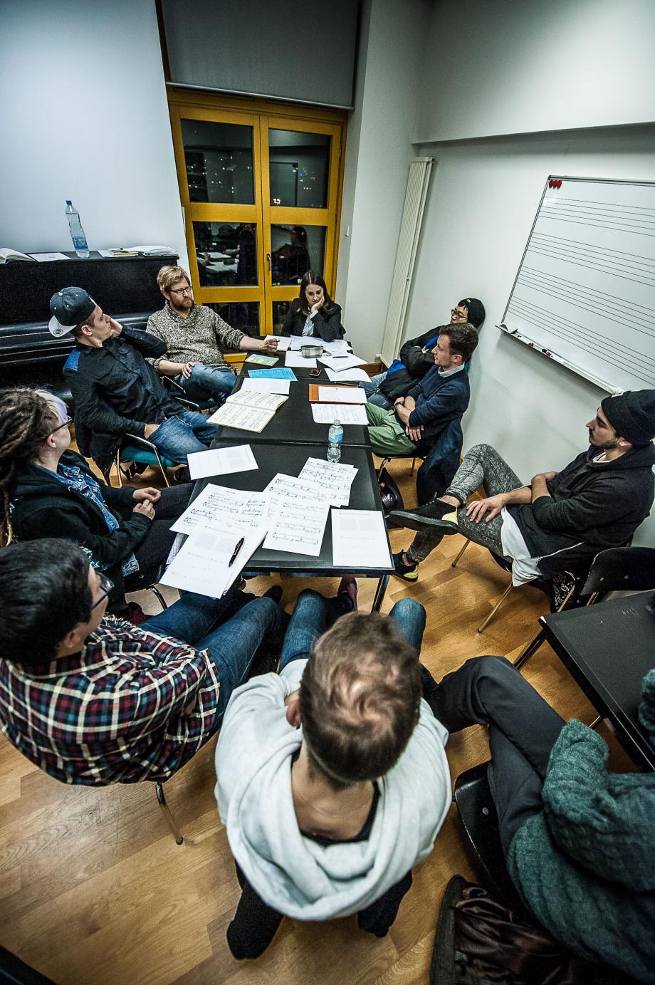 Studierende im Unterricht Musiktheorie.