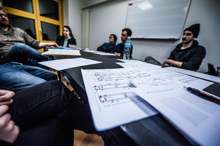 Studierende im Unterricht Musiktheorie.