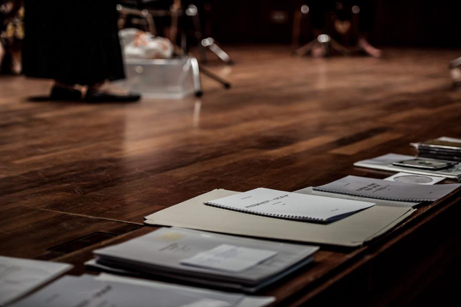 Verschiedene Notenausgaben liegen geordnet in der Nähe der Bühnenkante.