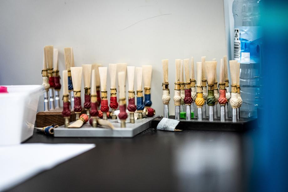 Dutzende von farbigen Fagottmundstücken.