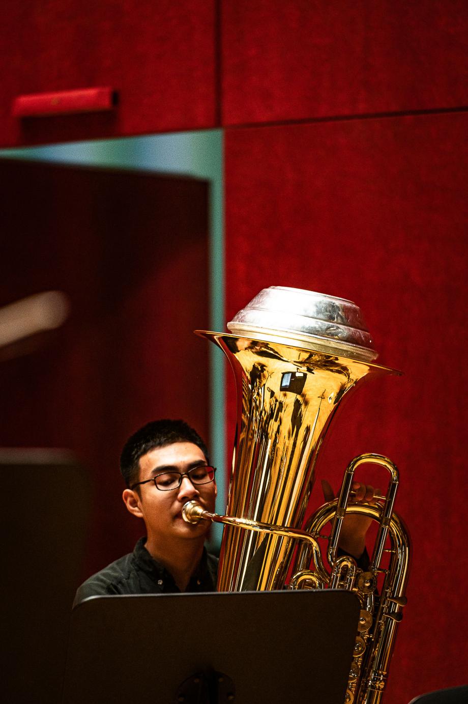 Student der Tubaklasse beim Musizieren.