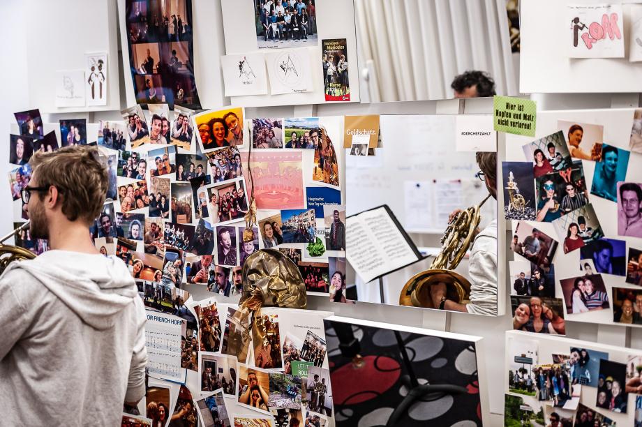 Individuell mit Bildern, Postkarten und Karten ausgestattete Soundpanele.