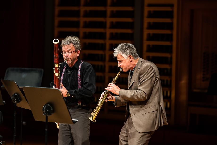 Fagottist Marc Engelhardt und Saxophonist Daniel SChnyder beim gemeinsamen Musizieren auf dem Konzertsaalpodium.