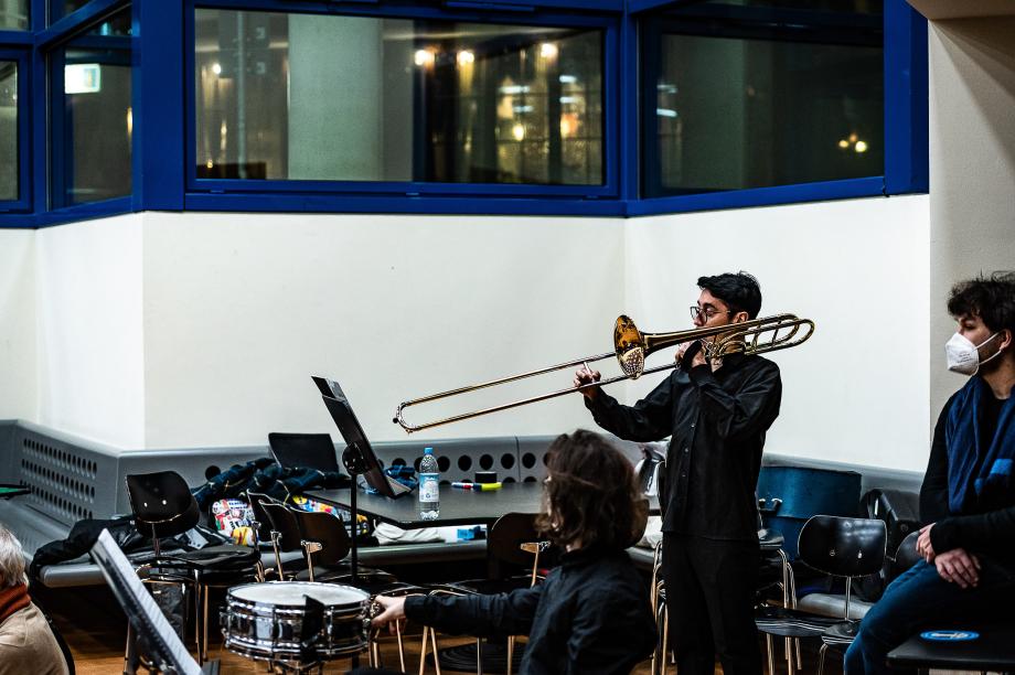 Posaunist beim Konzertieren in der Mensa der Hochschule.