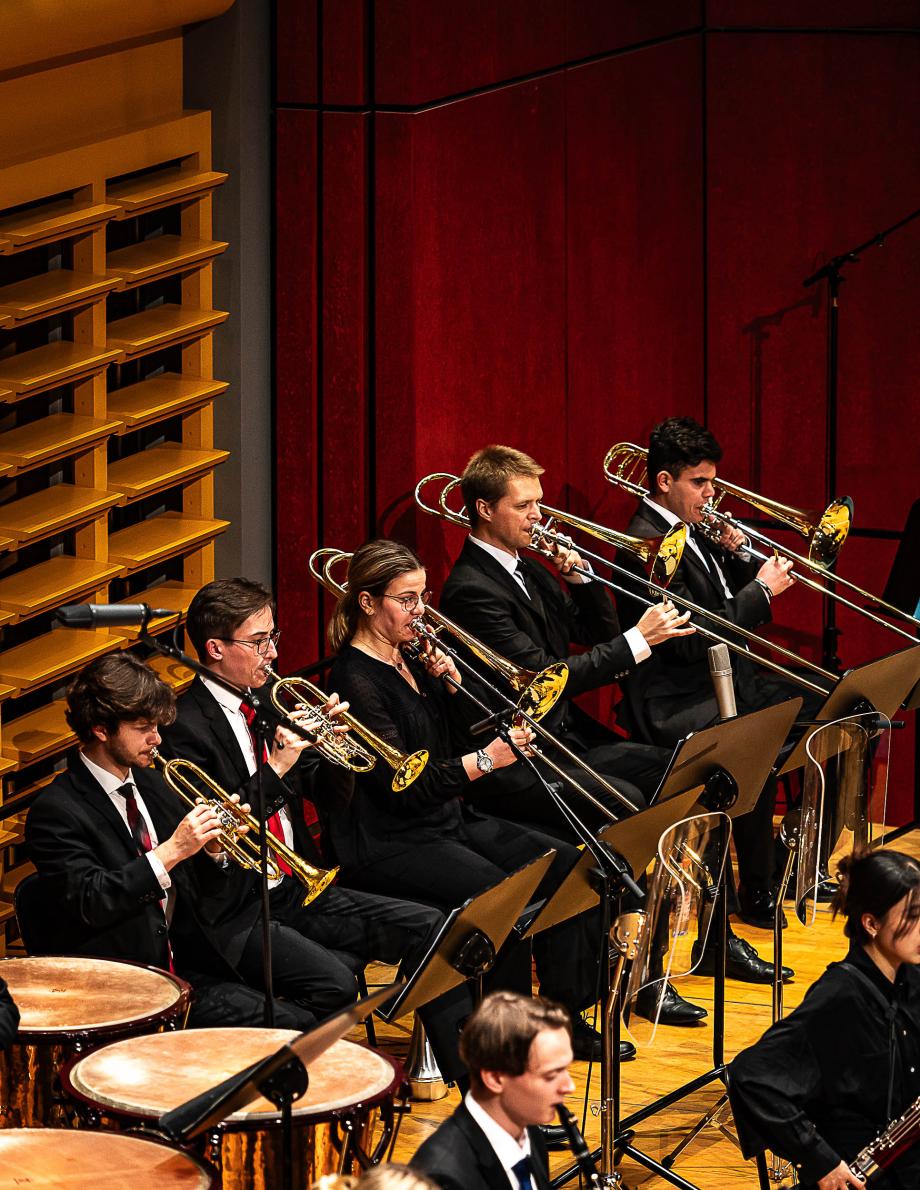 Detailaufnahme der Blechbläsergruppe bei einem Konzert des Hochschulsinfonieorchesters im Konzertsaal.