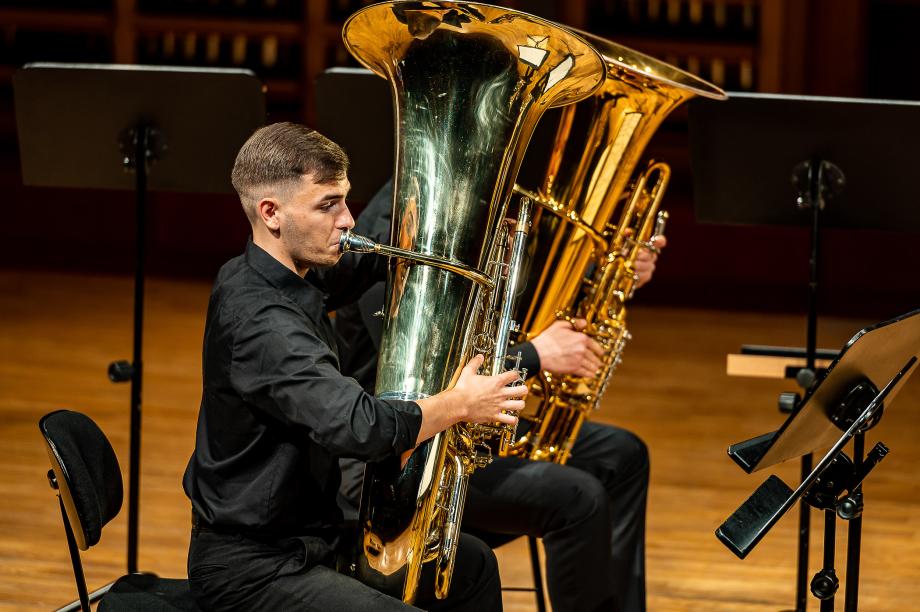 Zwei Tuba-Studierende im Konzertsaal.