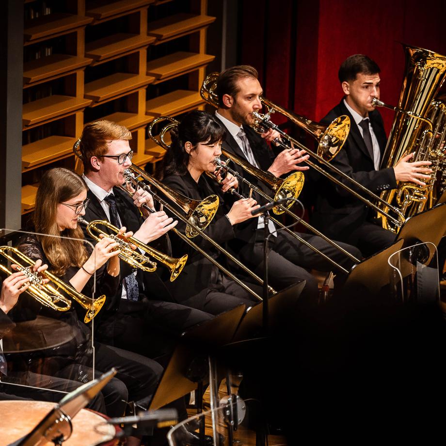 Detailaufnahme der Blechbläsergruppe beim Konzertieren des Hochschulsinfonieorchesters.