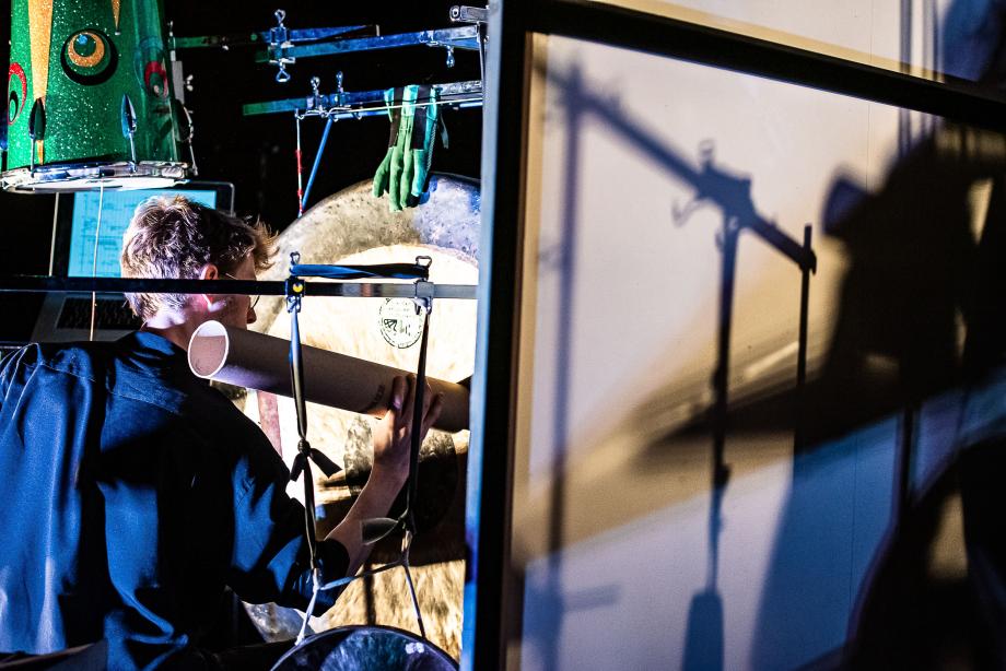 Schlagzeuger in einem umfangreichen Aufbau vor einem großen Gong.