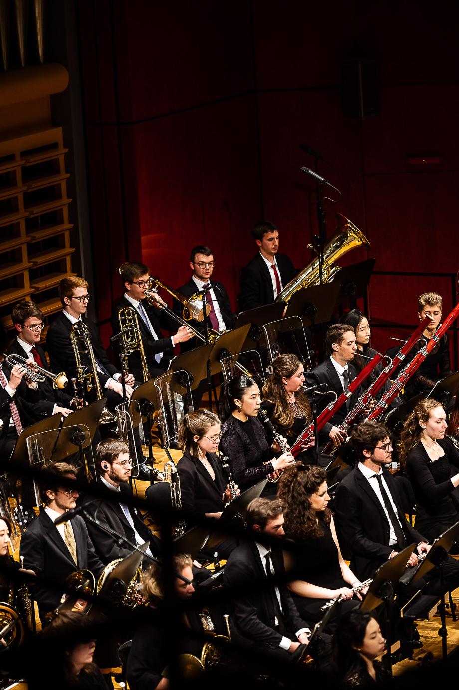 Studierende der Holz- und Blechbläsergruppen beim Konzertieren mit dem Hochschulsinfonieorchester.