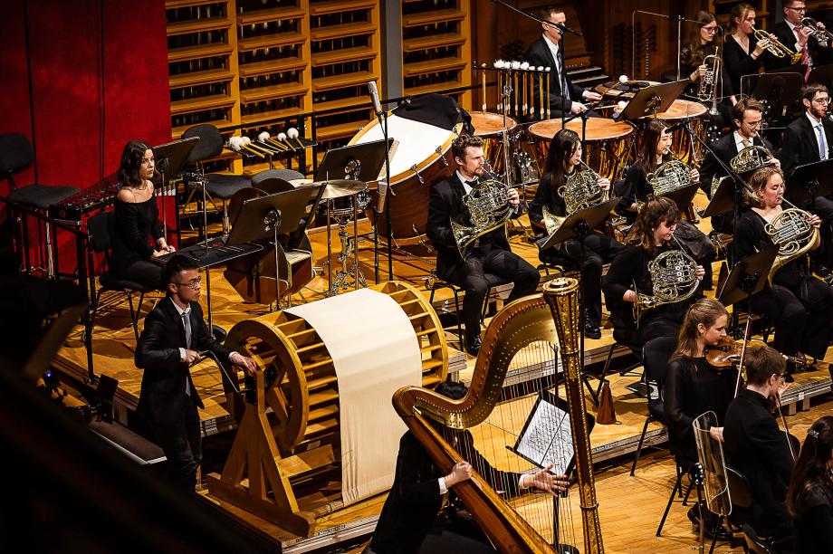 Die Horngruppe und die Windmaschine mit Schlagzeugstudenten beim Musizieren des Hochschulsinfonieorchesters.