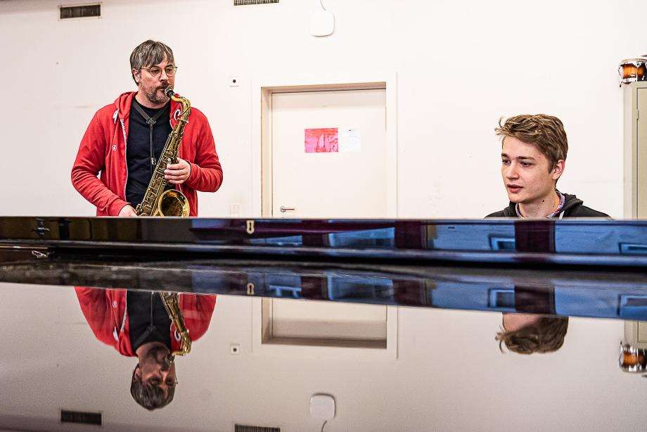 Der Saxophonist Alexander Sandi Kuhn beim Unterrichten mit einem Studierenden.