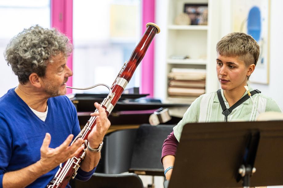 Fagottprofessor Marc Eneglhardt im Gespräch mit einer Studierenden.
