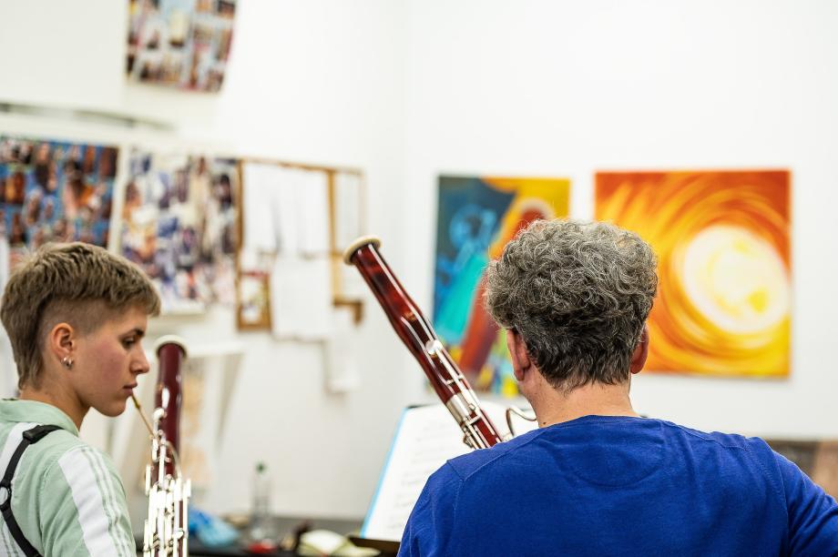 Unterrichtssituation mit Fagottprofessor und einer Studierenden.