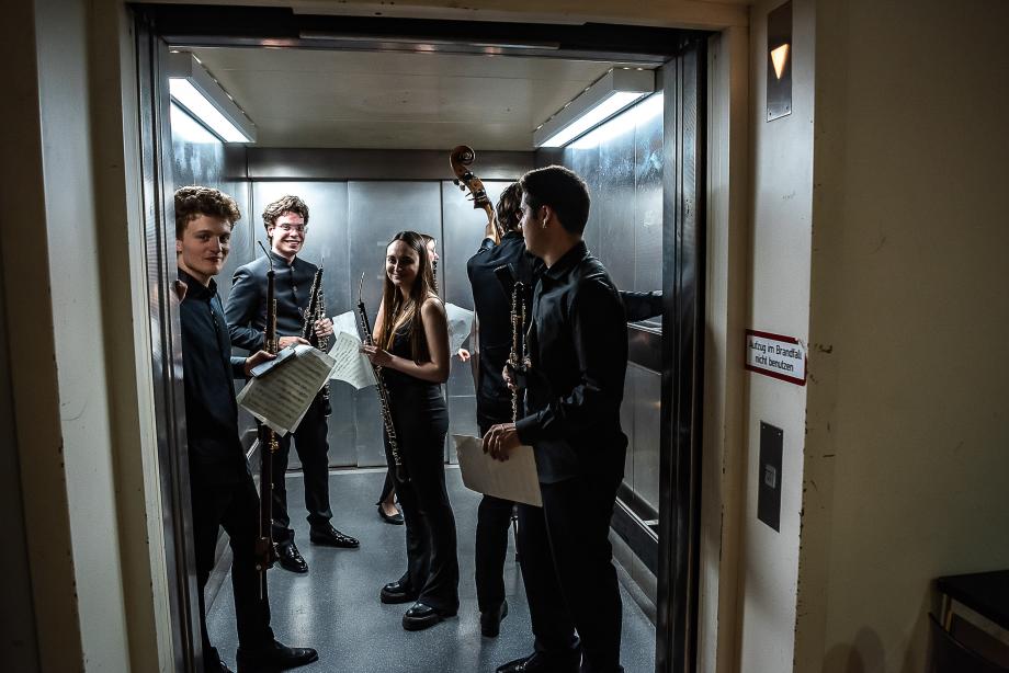 Studierende der HMDK im Aufzug kurz vor ihrem Auftritt.