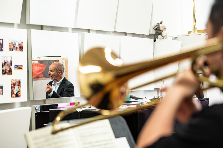 Unterrichtssituation mit Posaunenprofessor Henning Wiegräbe. Man sieht den Studierenden von der Seite und Henning Wiegräbe über ein Spiegelelement die Situation erklärend.