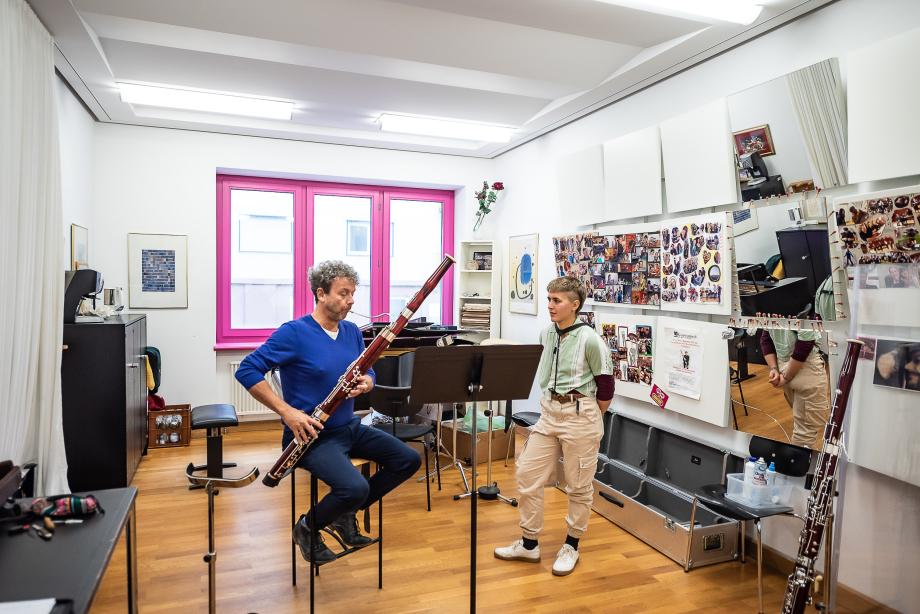 Unterrichtssituation zwischen Prof. Marc Engelhardt und einer Studierenden. Die Architektur und die individuelle Ausgestaltung ist hier sehr gut zu sehen. Jeder Dozierende prägt mit einem individuellen Stil die Raumatmosphäre.