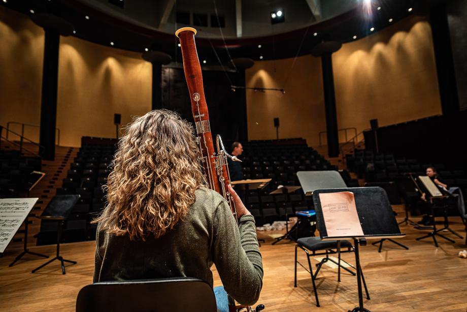 Blick aus Musikers auf den Dirigenten Christof M Löser bei einer Probe.
