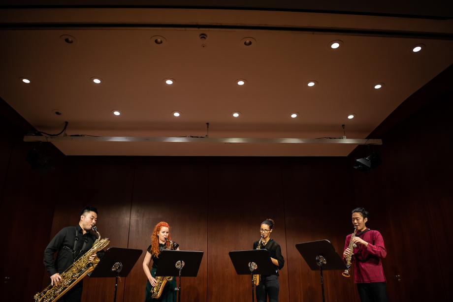 Musizierendes Saxophonquartett im Kammermusiksaal der Hochschule.