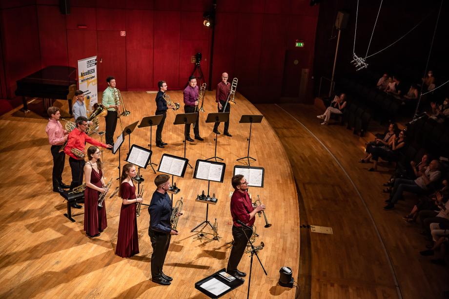 Seitliche Ansicht beim Schlussapplaus des Blechbläserensembles City Brass.