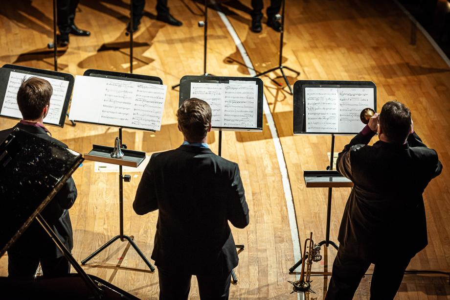 Das Blechbläserensemble City Brass aus der seitlichen Vogelperspketiven. Man schaut den ersten Trompeten quasi über die Schulter.