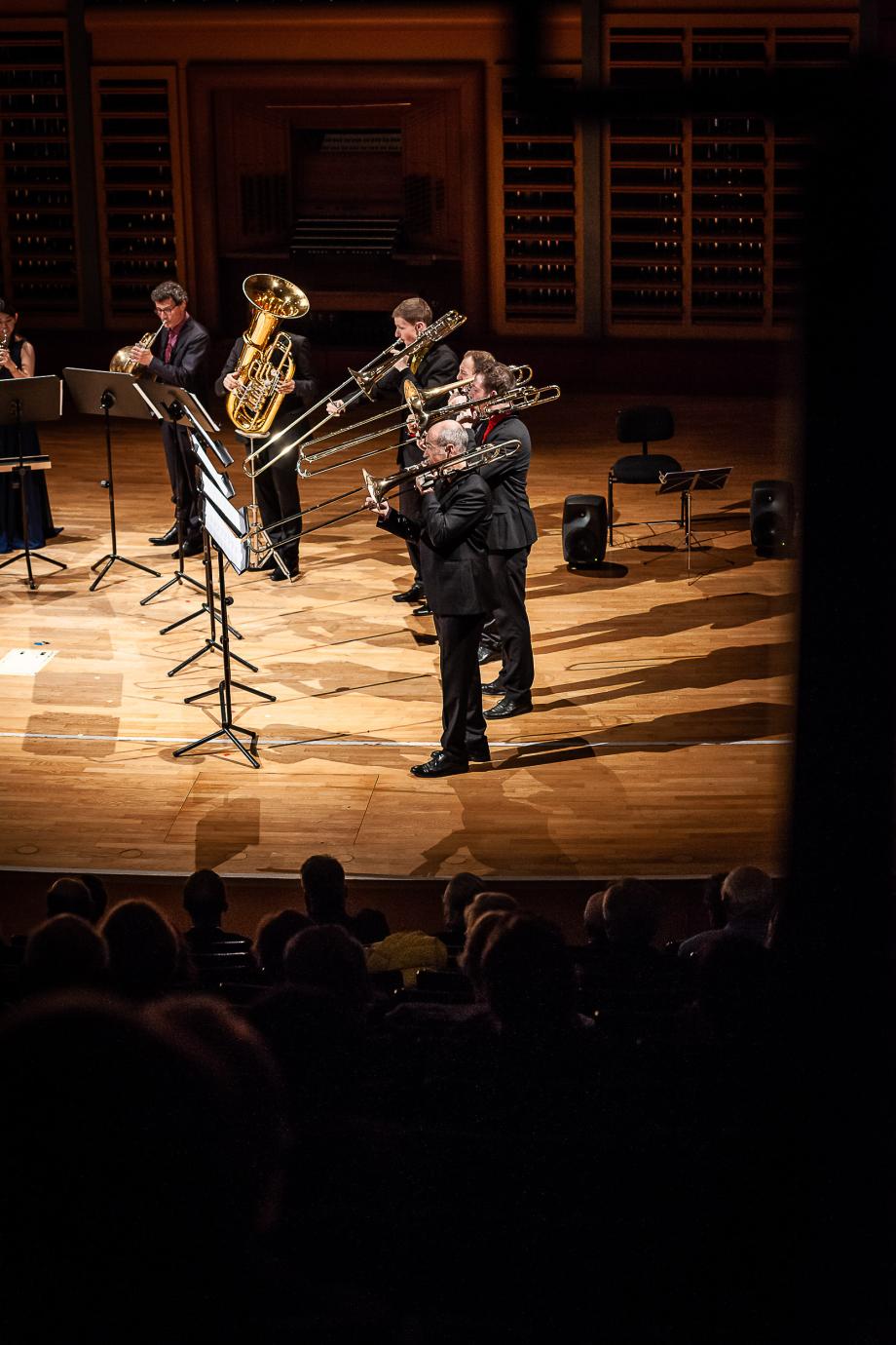 Die Posaunen- und Horngruppe von City Brass von der rechten Zuschauerperspektive beobachtet.