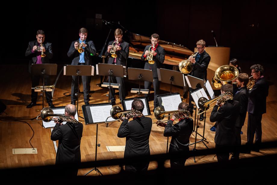 Blick auf das Blechbläserensembel City Brass vom rechten Rang des Konzertsaales.