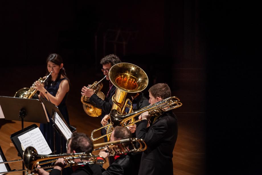 Detailaufnahme der Posaunen- und Hornmitglieder von City Brass von einer leicht nach hinten gewandten Perspektive.