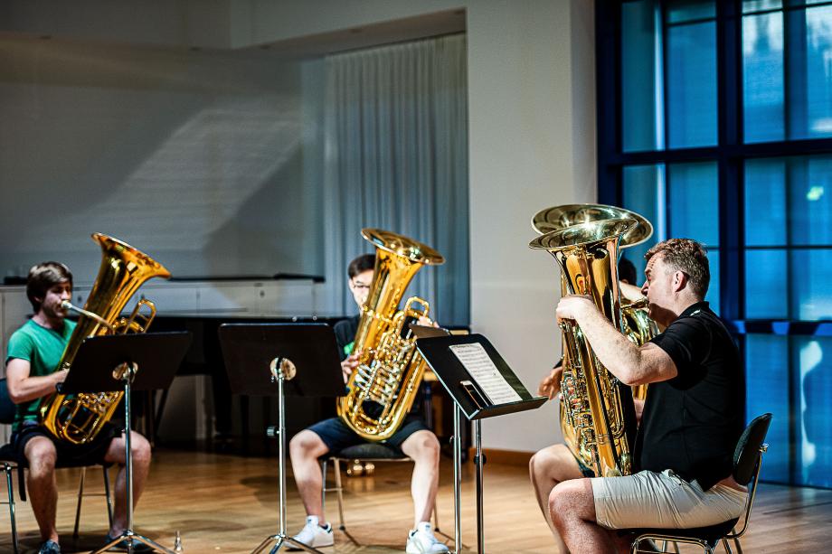 Tubaquartett im Orchesterprobenraum unter der Leitung von Prof. Stefan Heimann.