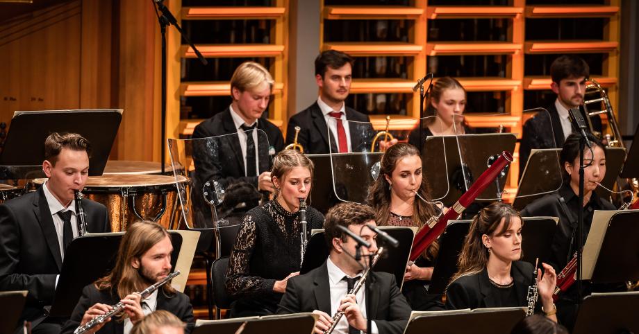 Detailansicht der Holzbläsergruppe beim Konzertieren des Hochschulsinfonieorchesters.