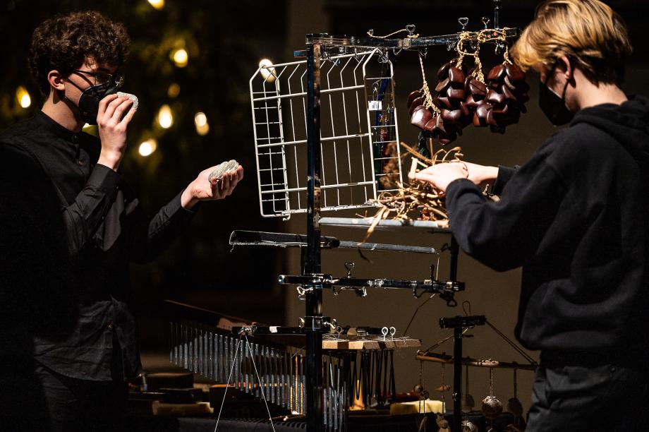 Studierende an Klang-und Schlagwerkzeugen.