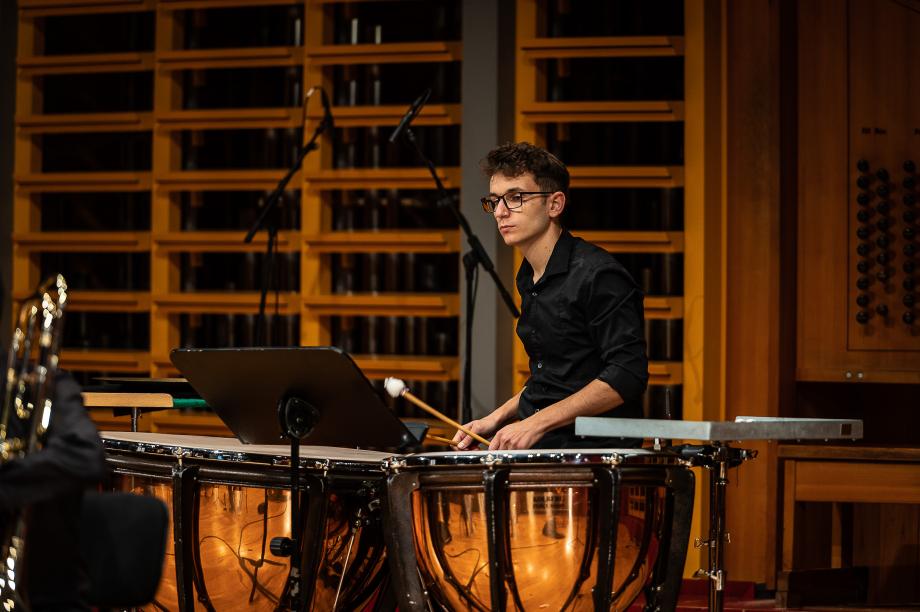 Student spielt Pauke.