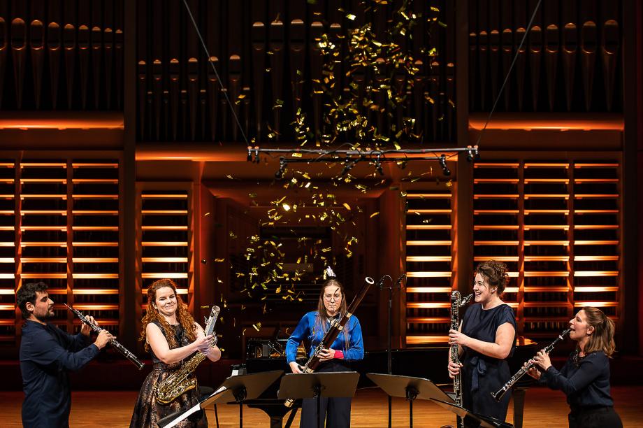Musizierendes Sonus-Bläserquintett. Die Saxophonistin zündet parallel ein Goldkonfetti-Bombe.