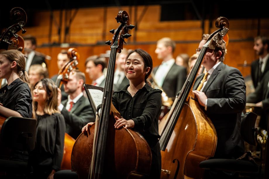 Die Kontrabassgruppe beim Schlussapplau nach dem Konzert in der Stuttgarter Liederhalle.