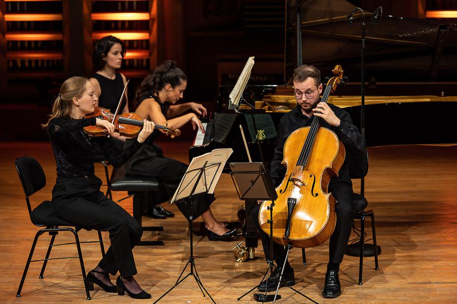 Das studentische Trio Lepore beim gemeinsamen Konzertieren.