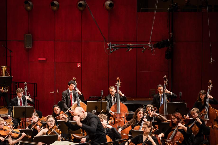 Fokus auf den tiefen Streicherapparat bei einem Konzert des Hochschulsinfonieorchesters unter der Leitung von Prof. Rasmus Baumann.
