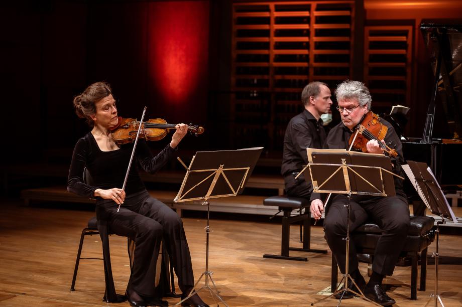 Prof.in Anke Dill, Prof. Florian Wiek und Prof. Stefan Fehlandt beim gemeinsamen Musizieren.