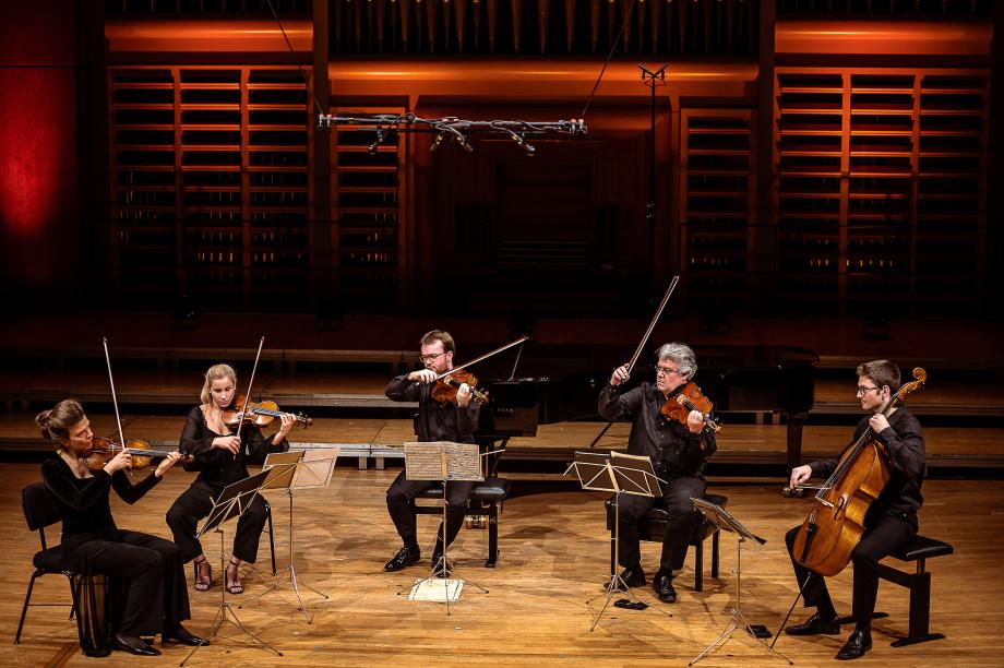 Streichquintett mit Prof.in Anke Dill, Prof. Stefan Fehlandt und Studierenden der Streicherklassen.