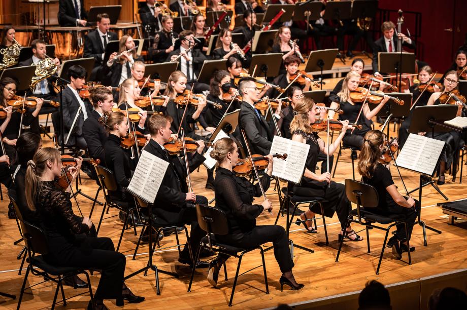 Fokus auf den hohen Streicherapparat beim Konzert des Hochschulsinfonieorchesters.