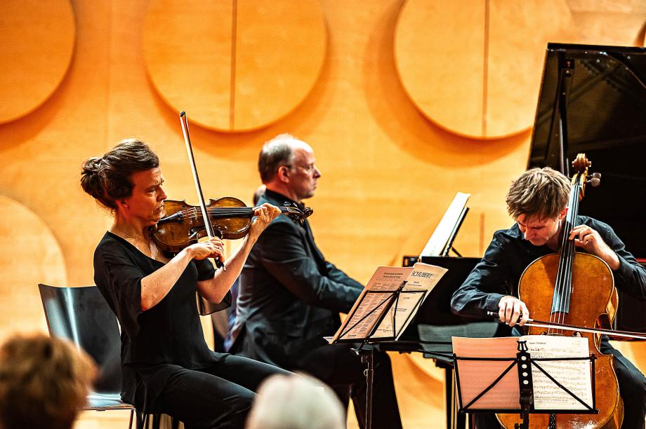 Anke Dill, Florian Wiek und ein Jakob Kuchenbuch beim gemeinsamen Musizieren im Hospitalhof.