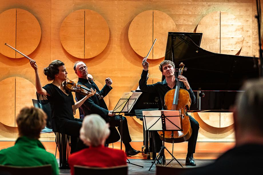 Anke Dill, Florian Wiek und Jakob Kuchenbuch beim Schlussakkord im Hospitalhof.
