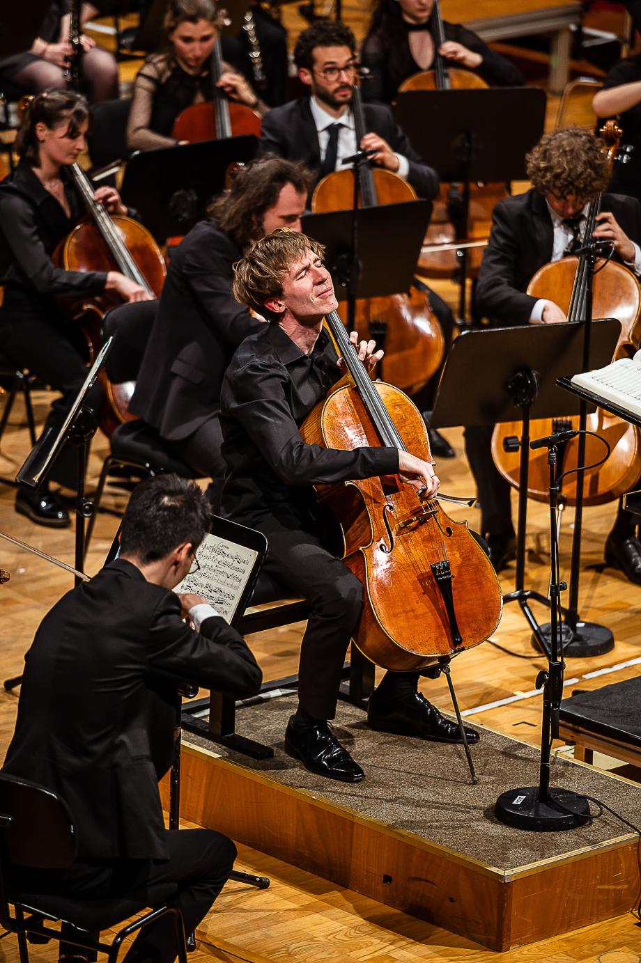 Der Cellist Jakob Kuchenbuch beim Konzertieren mit dem Hochschulsinfonieorchester.