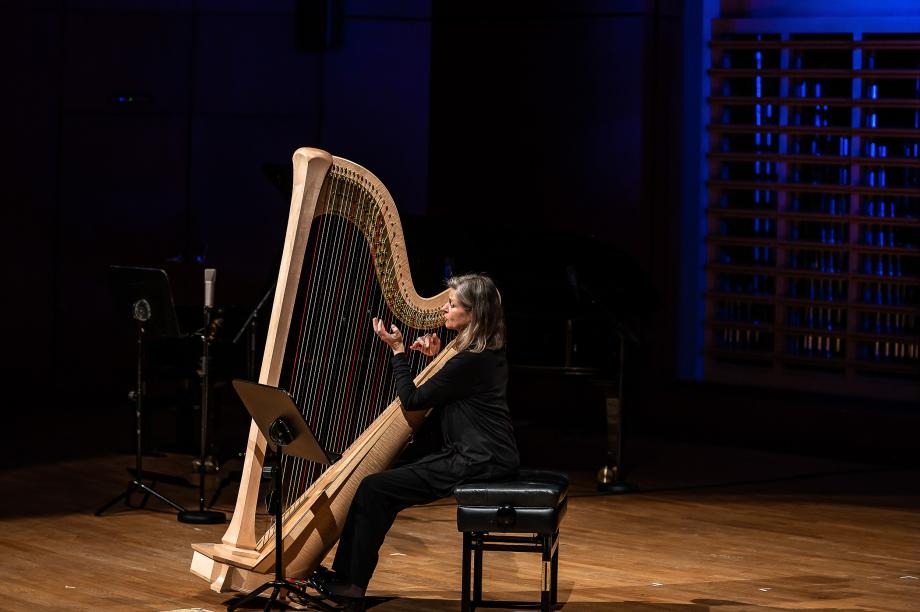 Harfenprofessorin Maria Stange auf dem Konzertsaalpodium.