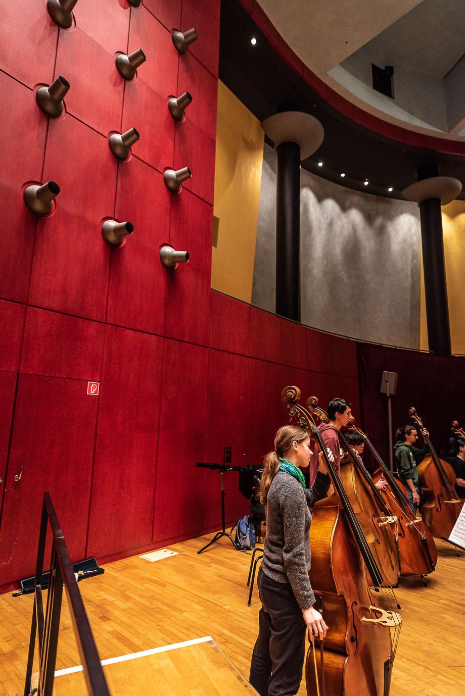 Die Kontrabassgruppe bei der Probe des Hochschulsinfonieorchester aus der Bühnensicht.