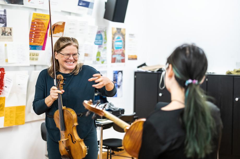 Violaprofessorin Andra Darzins beim Unterrichten mit einer Studierenden.