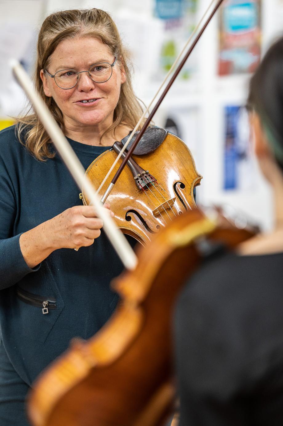 Violaprofessorin Andra Darzins beim Einzelunterricht.