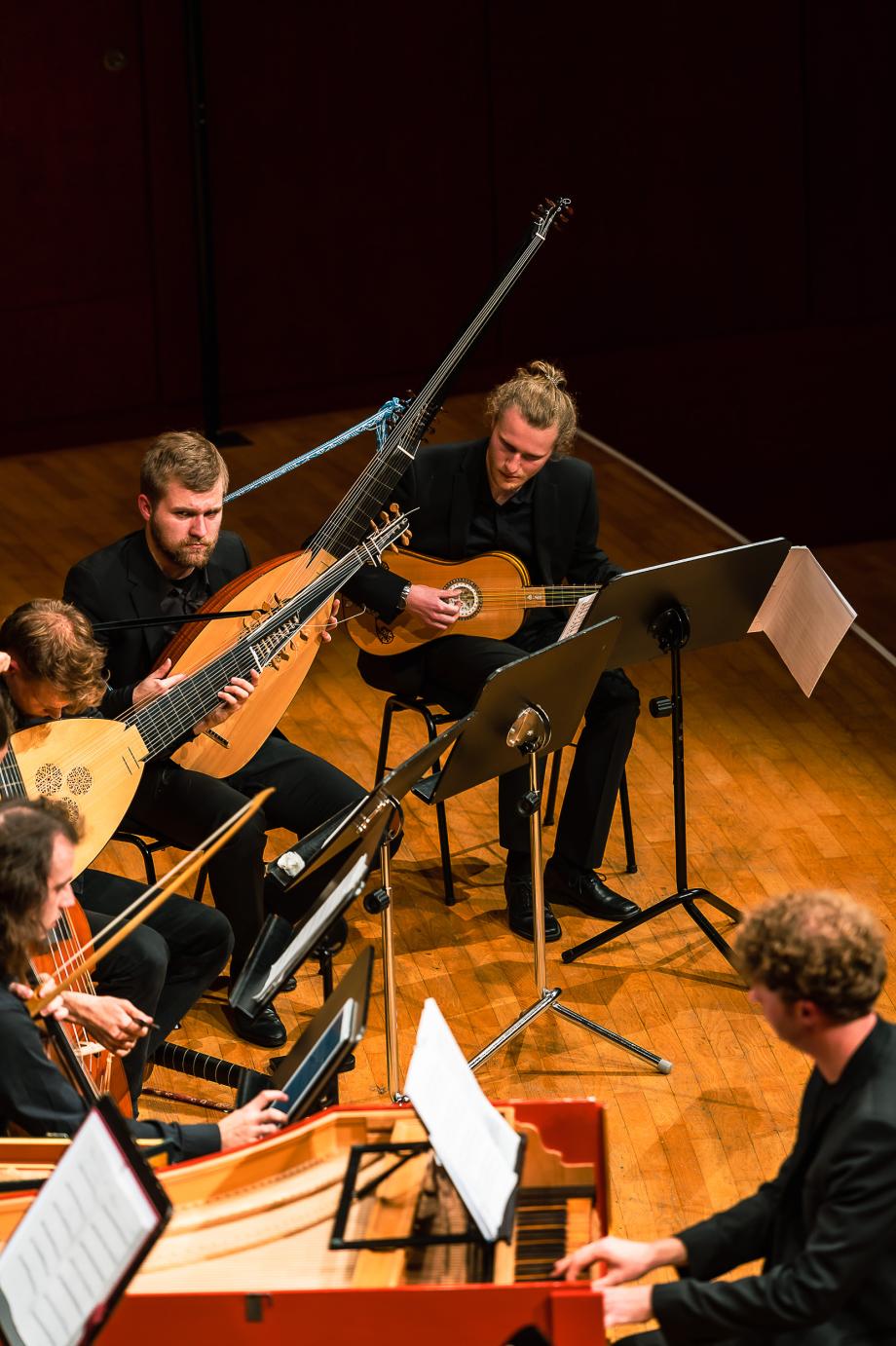 Konzert für alte Musik mit historischen Zupfinstrumenten auf der Bühne des Konzertsaals.