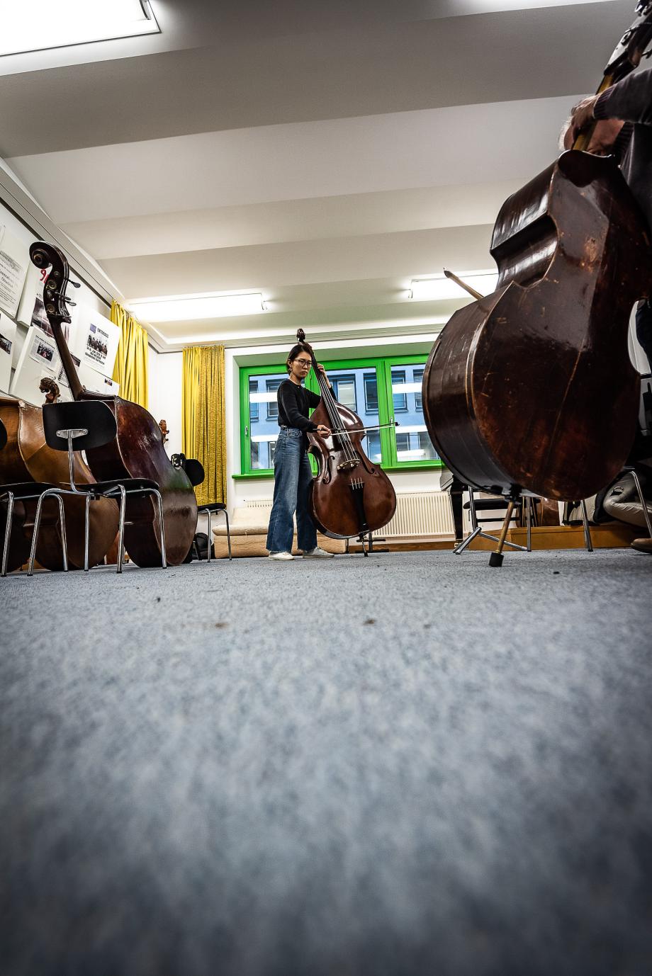 Unterrichtssituation mit Kontrasbassprofessor Matthias Weber und einer Studentin.