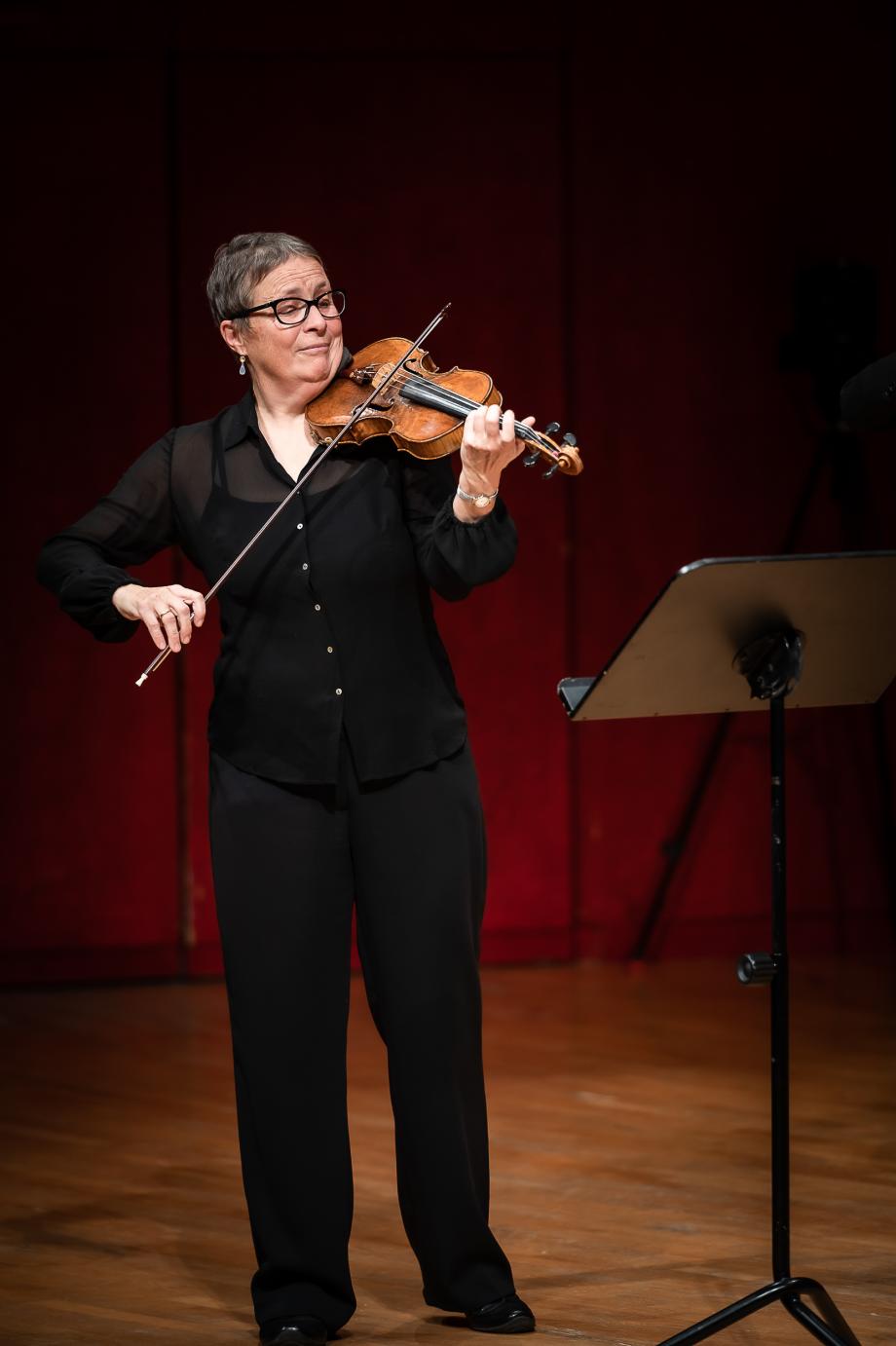 Violinprofessorin Christine Busch musiziert auf dem Konzertsaalpodium. 
