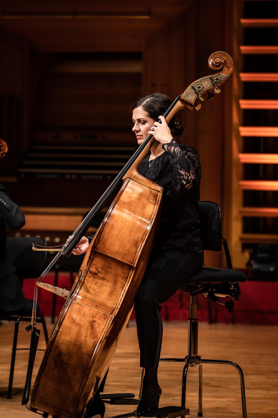 Kontrabassprofessorin Nina Valcheva beim Musizieren auf dem Podium.