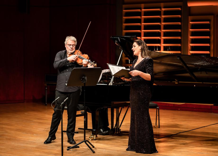 Prof. Stefan Fehlandt und Prof.in Marion Eckstein beim Konzertieren im Konzertsaal.